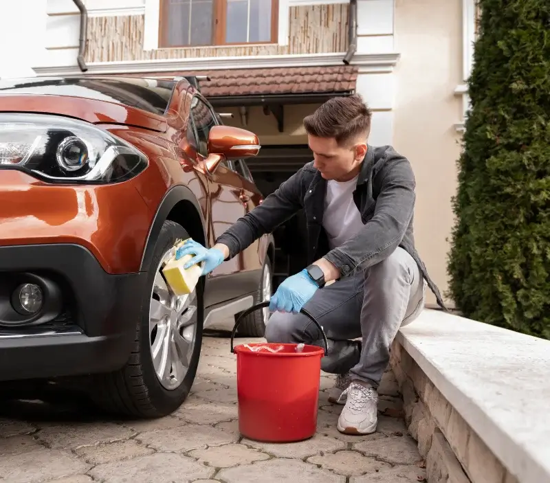 Lavage auto à domicile Les Églisottes-et-Chalaures : professionnel intervenant sur un véhicule